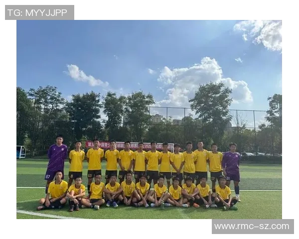 足球明星齐聚一堂合影留念精彩时刻见证绿茵场上荣耀与梦想交织